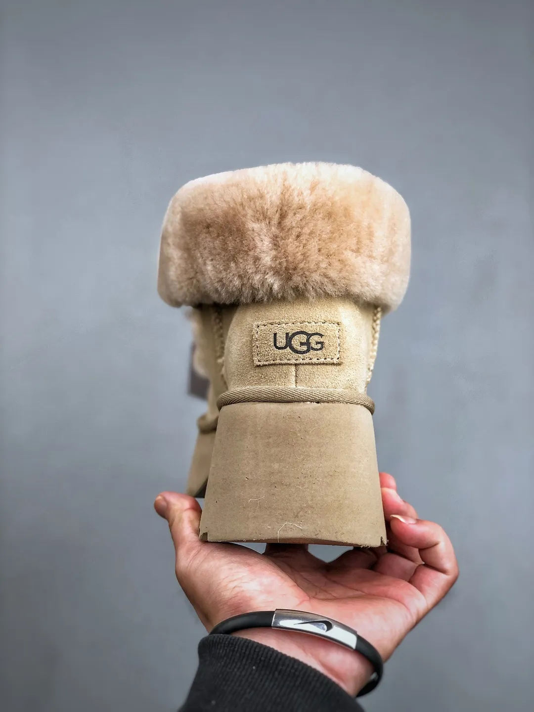 Local self-pickup 💰700 supports store placement. The top version on the market. 25 new models. UGG Esme 6cm taller. Split cow leather. Fashionable and comfortable. Ankle-length snow boots. Produced by a major foreign trade factory in Guangzhou. From toe to insole, genuine sheep fur. Independent outer box packaging. Chip. Waterproof process. Different from any version on the market. Independently developed original outsole and cashmere insole to keep you warm in winter and suitable for home use. In recent years, uug has launched a style series that is partially geared towards the preferences of young consumers and has also moved to the forefront of fashion trends. Shoe body material Water-repellent coated suede upper 17 mm UGGPURE™ implanted wool insole Lightweight non-slip and comfortable rubber outsole With brand LOGO trademark Comes with a full set of packaging Size: 35-40
